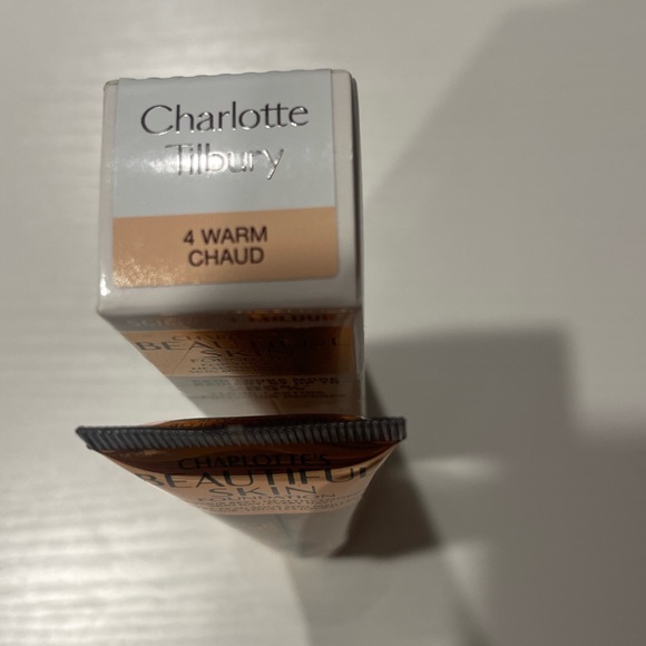 New Charlotte Tilbury Beautiful Skin foundation in 4 Warm - Picture 4 of 4